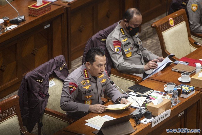 Kapolri Jenderal Pol Listyo Sigit Prabowo (kanan bawah) bersiap mengikuti rapat kerja dengan Komisi III DPR di Kompleks Parlemen, Senayan, Jakarta, Rabu (24/8/2022). Rapat tersebut membahas terkait kasus dugaan pembunuhan berencana terhadap Brigadir Yosua di rumah dinas mantan Kadiv Propam Irjen Pol Ferdy Sambo. ANTARA FOTO/Aprillio Akbar/rwa.