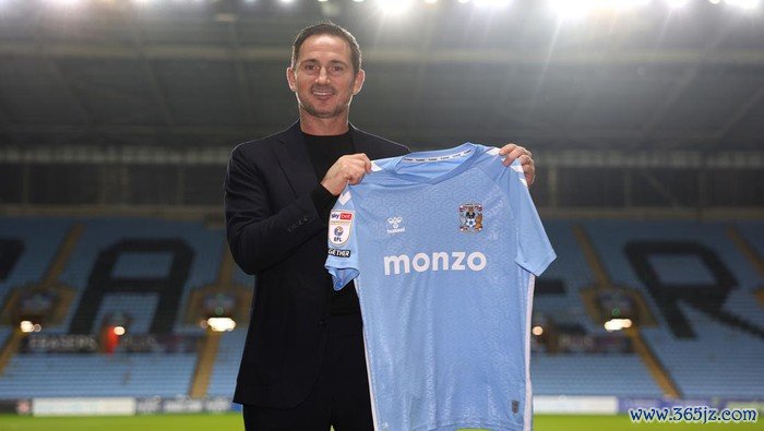 COVENTRY, ENGLAND - NOVEMBER 28: Frank Lampard poses for a photo on the pitch following a press conference announcing him as the new manager of Coventry City at The Coventry Building Society Arena on November 28, 2024 in Coventry, England. (Photo by Matthew Lewis/Getty Images)