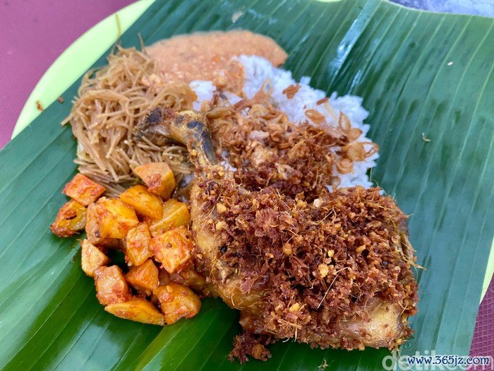 Nasi Uduk Ibu Sidar: Nasi Uduk Ngumpet di Palmerah Pakai Semur Jengkol yang Legit!